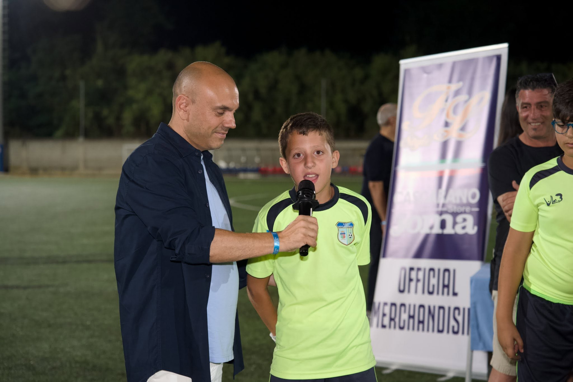 FL Tornei - Un momento di premiazione con un giovane calciatore